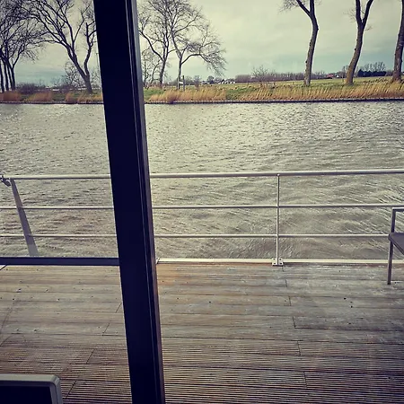 Botel Houseboat Maxim Jr *