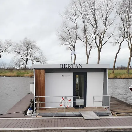 Bådhotel Houseboat Maxim Jr